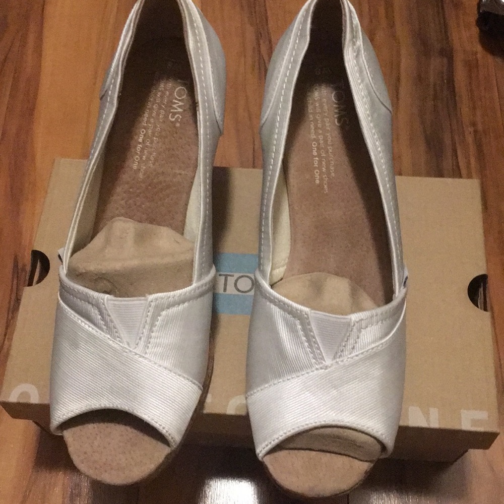 TOMS open toe wedges